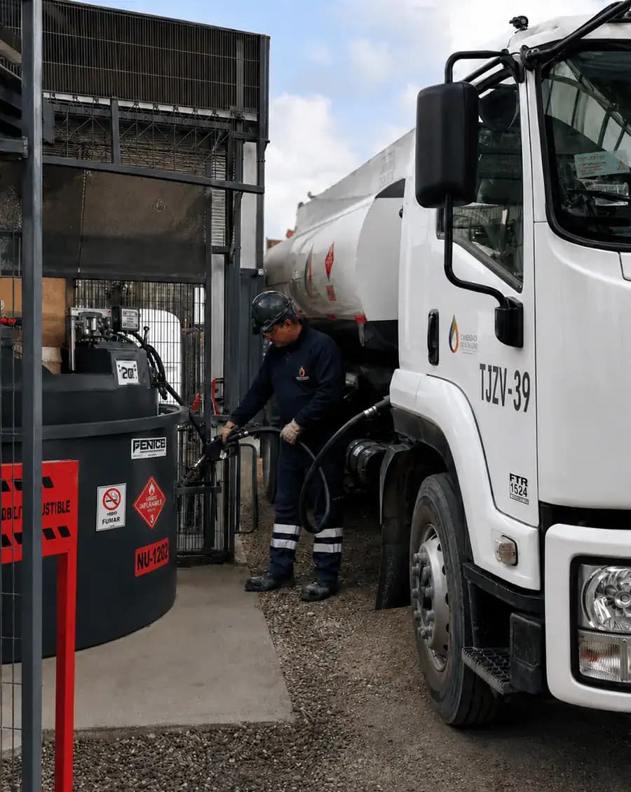 Operario de Fenice SPA despachando combustible desde un camión estanque a un estanque de empresa