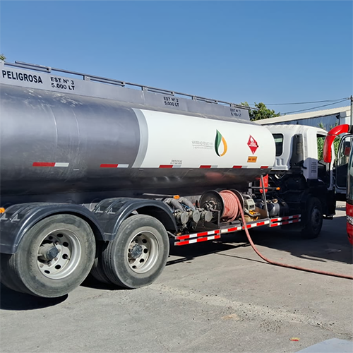 Camión cisterna para transporte de combustible en Region Metropolitana